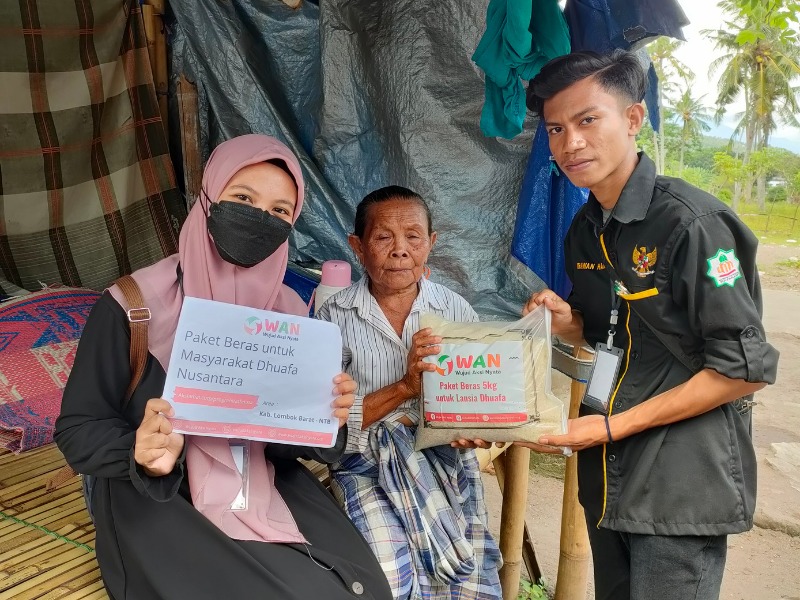 Berbagi Beras Di Pelosok Nusantara Untuk Para Lansia Dhuafa