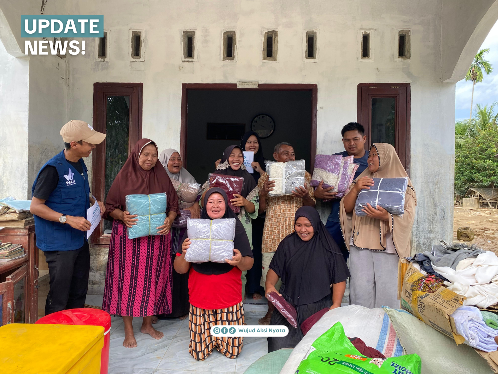 Hadirkan Senyum di Tengah Lumpur: 77 Mukena Baru untuk Santri dan Warga Terdampak Banjir Aceh Tamiang